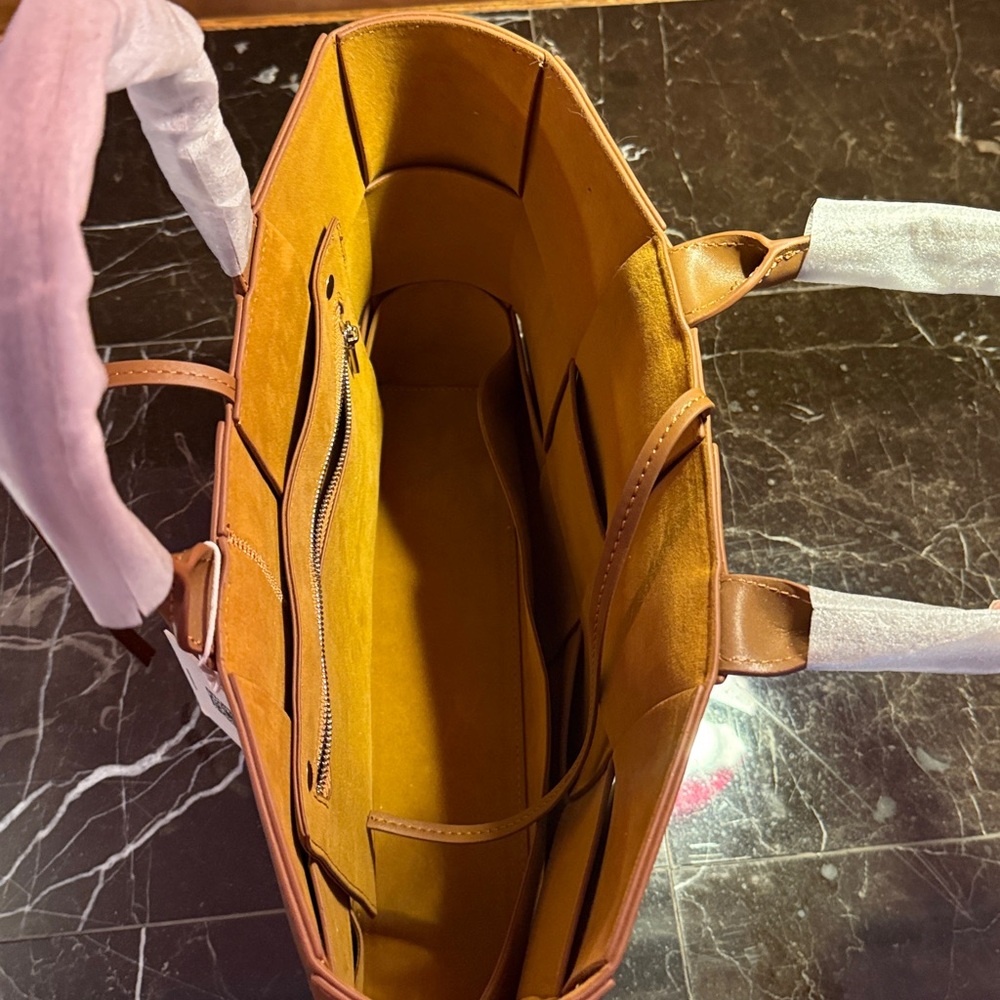 Essenzus caramel weave pattern leather bag with suede interior and tie closure - Picture 4 of 9